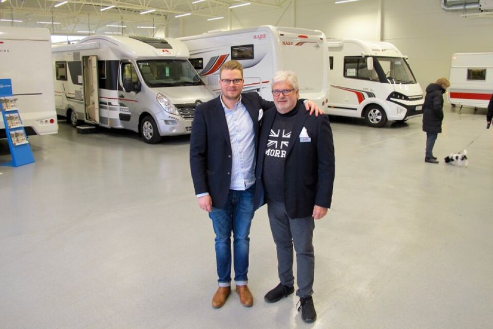 Viktor och Peter Rudvi är glada att deras kunder nu kan titta på husbilar och husvagnar i en stor ny hall på Intagsvägen.