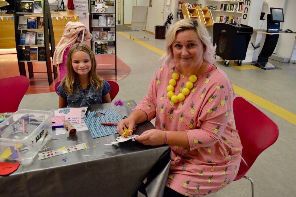Proffspysslaren Karin "Kreativa Karin" Andersson lärde ut olika pyssel på stadsbiblioteket. Ett av barnen som kom var Lycke Ödell. Foto: Per Edwardsson