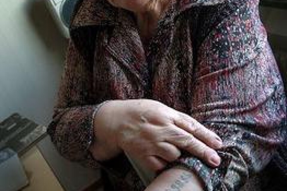 29836. Numret som är ristat i Genias arm visar att hon varit i Auschwitz. Det vittnar också om att nästan 30000 kvinnor kom dit före henne. Bilder: Olof Abrahamsson