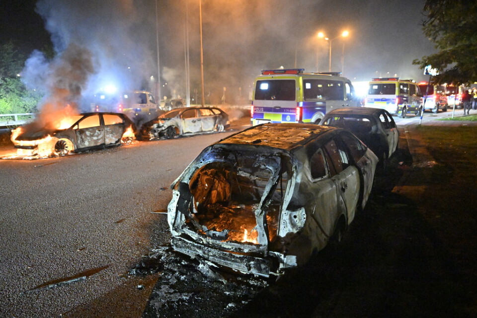 Polis på plats i samband med ett stort antal bilar brinner på Ramels väg på Rosengård i Malmö natten till måndagen.