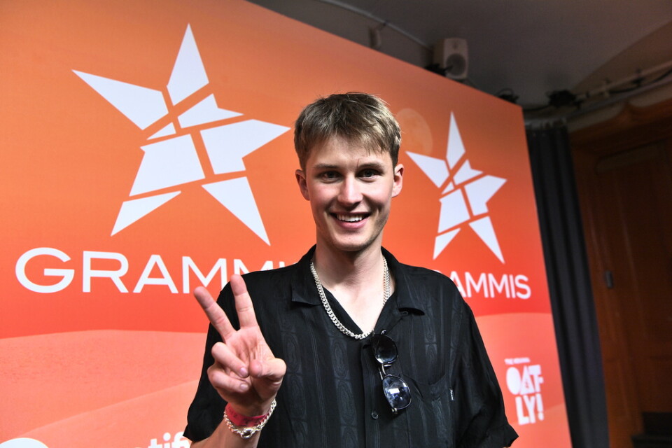 Victor Leksell tilldelas priset för årets låt på Grammisgalan.