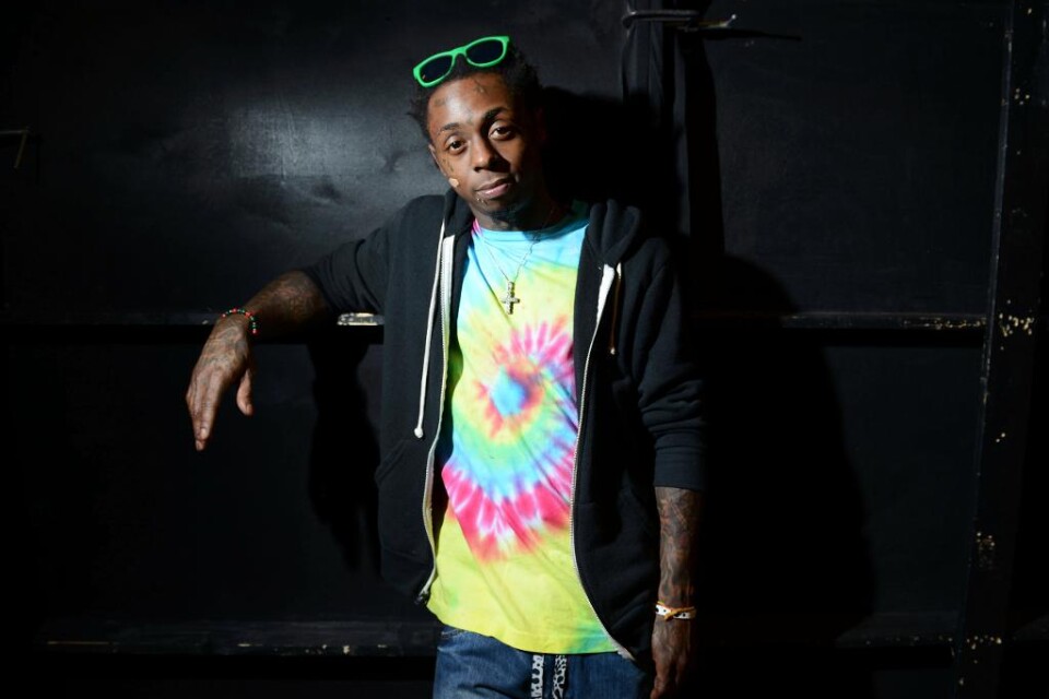 Rappstjärnan Lil Waynes turnébuss besköts tidigt på söndagsmorgonen, amerikansk tid, vid en nattklubb i Atlanta efter en konsert, skriver Billboard. Ombord på bussen var, förutom Lil Wayne, själv även rapparna Lil' Twist och Hood, men ingen ska ha skada
