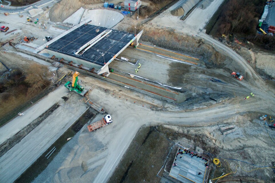 Under söndagskvällen gled den nya motorvägsbron på plats i Lund.