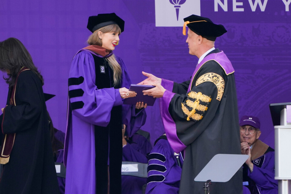 Taylor Swift tar emot titeln hedersdoktor vid en ceremoni på Yankee Stadium i New York.