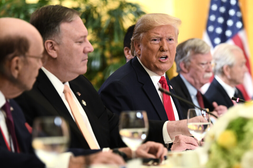 USA:s president Donald Trump i mitten, omgiven av utrikesminister Mike Pompeo till vänster och sin nationelle säkerhetsrådgivare John Bolton till höger. Bilden är tagen i Japan i juni.