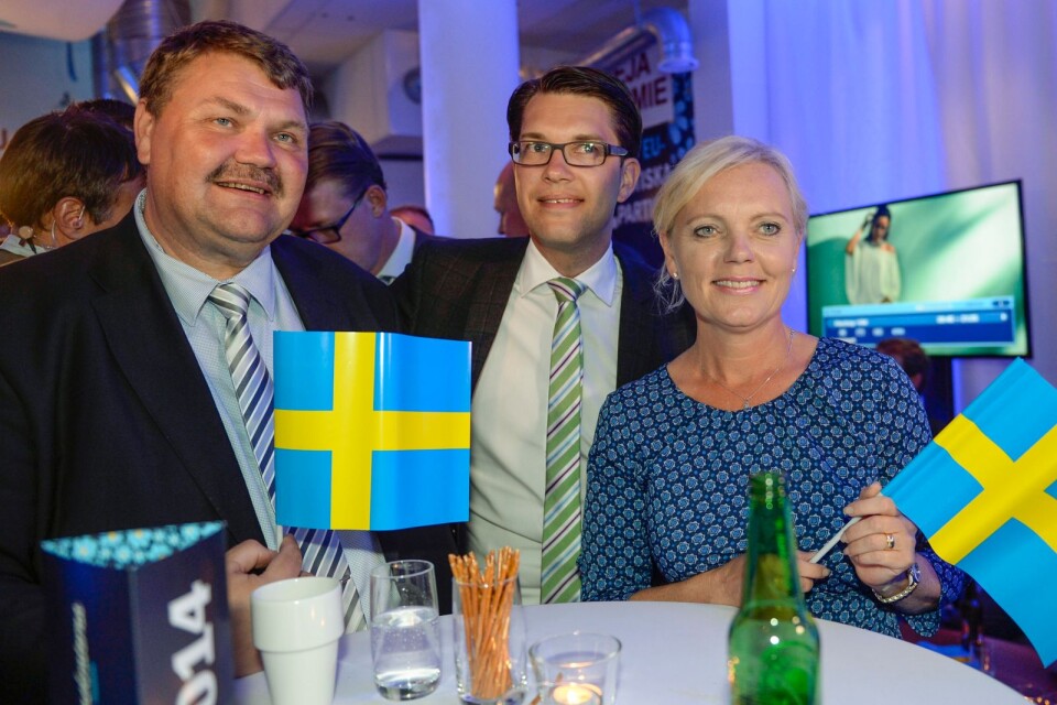 Sverigedemokraternas partiledare Jimmie Åkesson på EU-valvakan 2014 tillsammans med kandidaterna Peter Lindgren och Kristina Winberg.