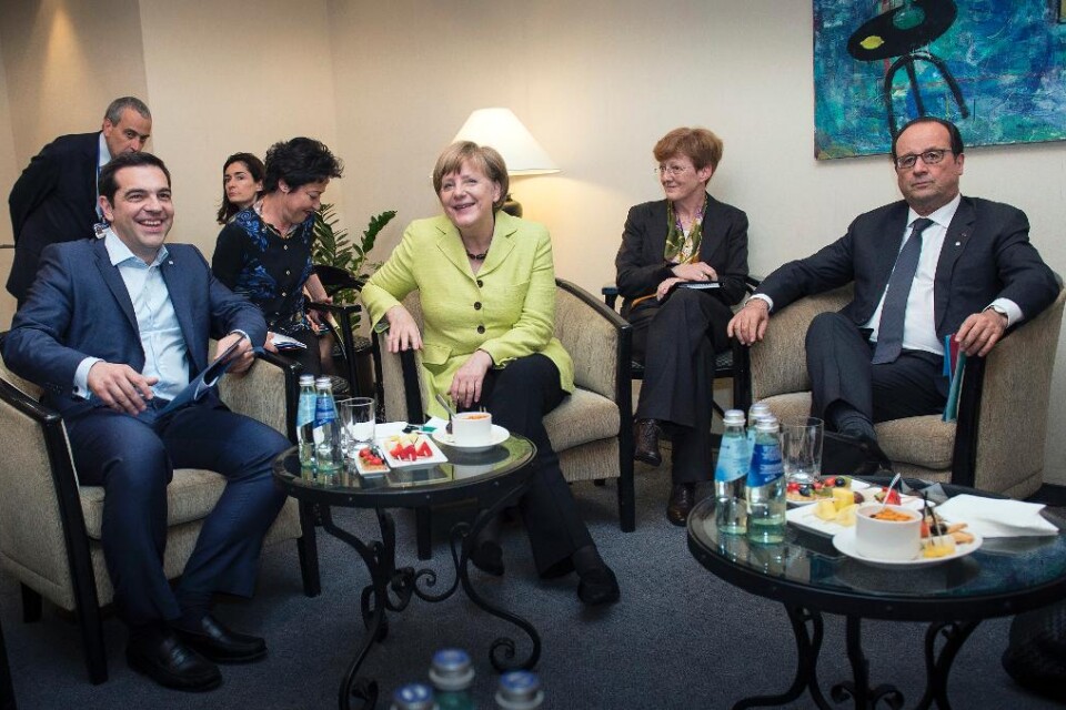 Tysklands förbundskansler Angela Merkel och Frankrikes president François Hollande hade \"vänliga och konstruktiva\" samtal med Greklands premiärminister Alexis Tsipras om landets skuldkris. Men det skedde inga genombrott under överläggningarna i Riga, e