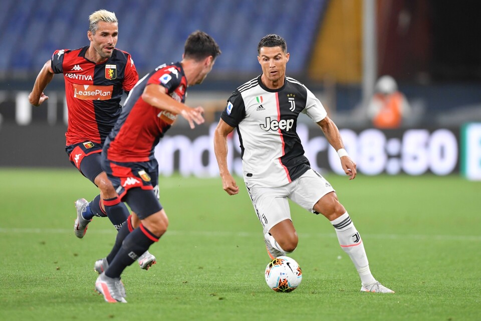 Cristiano Ronaldo, till höger, satte 2–0-målet mot Genoa.
