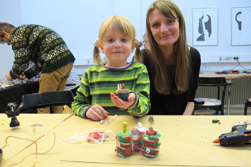 Sexåriga Lilly Svensson och hennes mamma har tillverkat olika saker av återvunnet material.