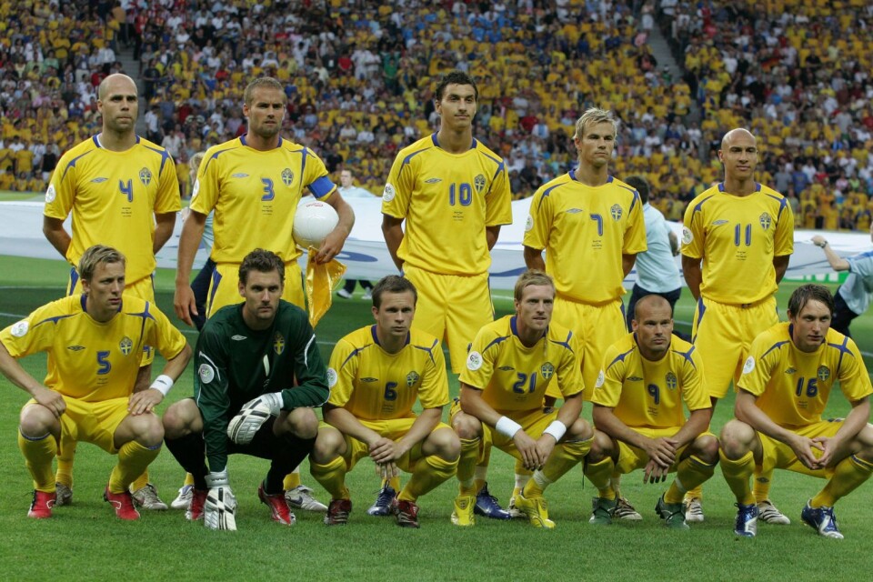 Lagbild från sommaren 2006 då Sverige spelade VM i Tyskland. Tobias Linderoth i nedre raden med nummer 6, Christian Wilhelmsson intill med 21.