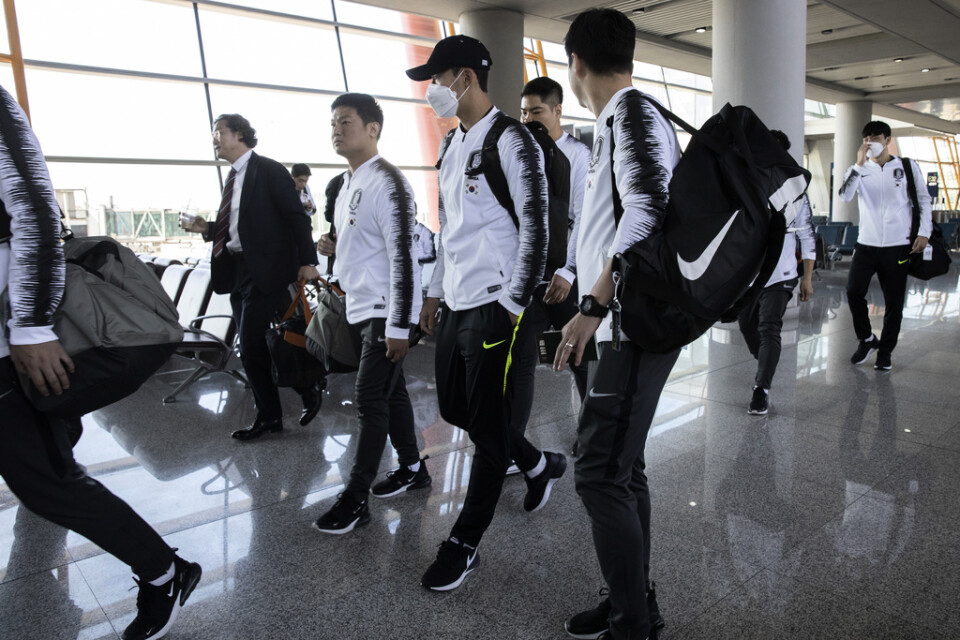 Sydkoreas fotbollstrupp på väg till Nordkorea för VM-kvalmatchen.
