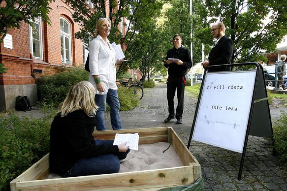 Agnes Sandstedt, Mir Englund-Dusim och Johans Hellström försöker övertyga vägvalets Anna Grahn om sänkt rösträttsålder.