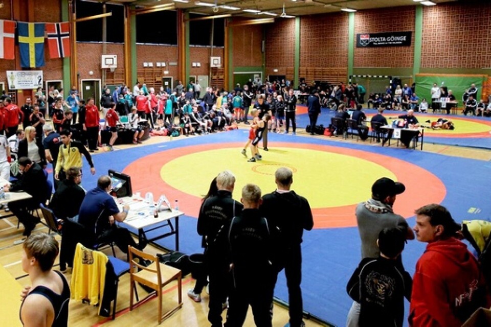 Det var tätt med publik kring mattorna i Broby sporthall. Foto: Stefan Sandström