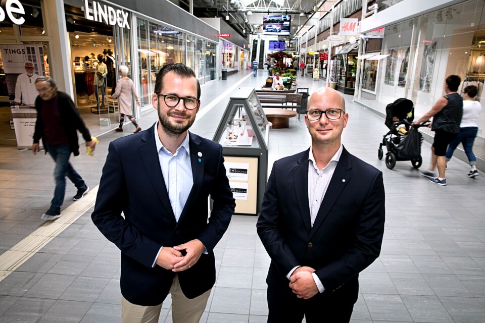 SD:s distriktsordförande och riksdagsledamot Mattias Bäckström Johansson och partiets lokalordförande Michael Erlandsson är nöjda med valresultatet. De menar att borde leda till att kommunen får en ny ledning.