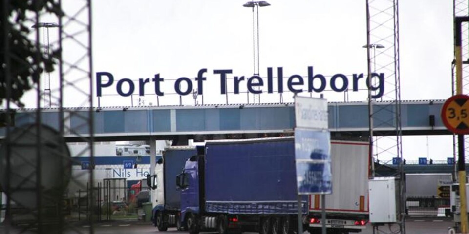 Många av Trelleborgs infekterade problem hade lösts om hamnen stängdes, menar skribenterna och nämner bland annat avgaserna och konflikten mellan de östra och västra delarna av staden.