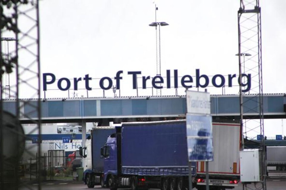 Många av Trelleborgs infekterade problem hade lösts om hamnen stängdes, menar skribenterna och nämner bland annat avgaserna och konflikten mellan de östra och västra delarna av staden.
