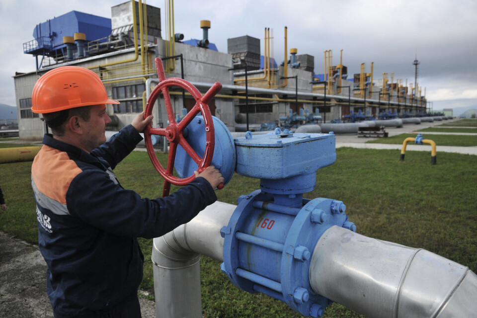 En arbetare kontrollerar en ventil vid en gasanläggning i västra Ukraina. Arkivbild