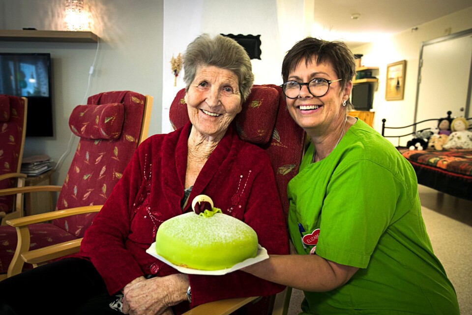 Solgården i Figeholm har 25-års jubileum.– Nu ska vi fira med tårta. Elisabeth Åström kunde överraska bland andra Gunborg Wahlborg när Solgårdens äldreboende firade 25-årsjubileum.