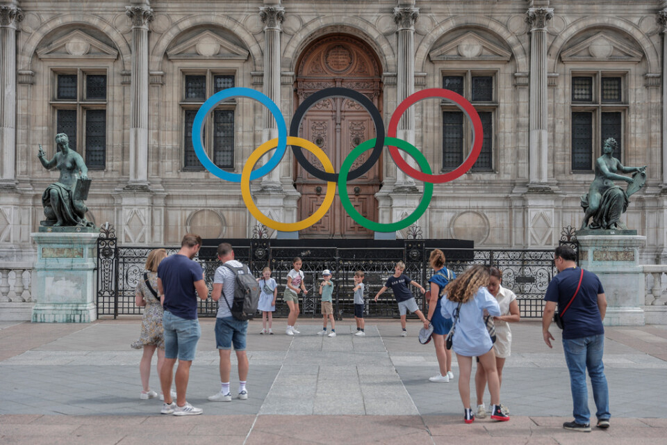 De olympiska ringarna utanför stadshuset i Paris, där sommar-OS arrangeras 2024. Arkivbild.