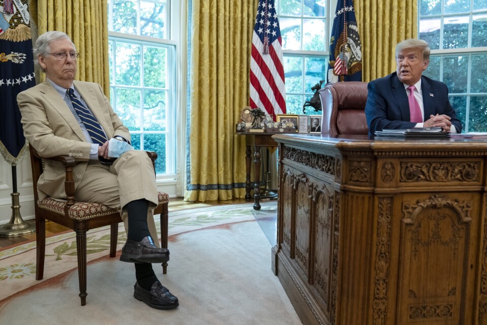 Mitch McConnell och Donald Trump i Ovala rummet i somras. Arkivbild.