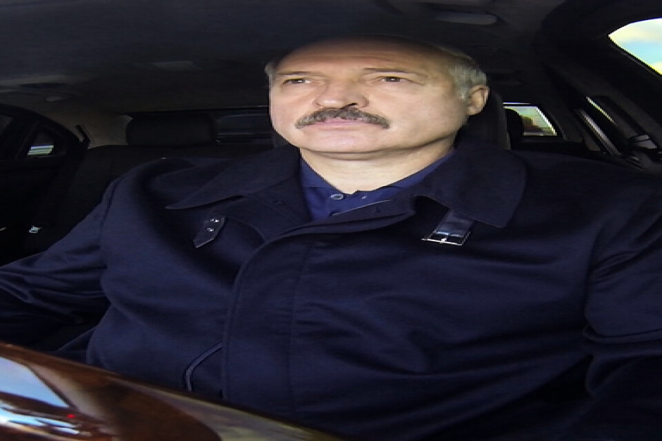 Aleksandr Lukasjenko gillar att köra bil. Bild från 2015.