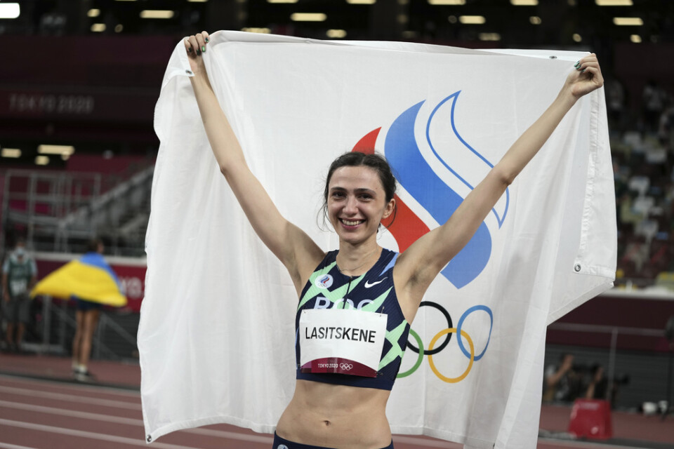 Ryskan Marija Lasitskene tog OS-guld i Tokyo förra året, under neutral flagg. Nu kastas hon och samtliga ryska idrottare ut från friidrottsgemenskapen. Arkivbild.