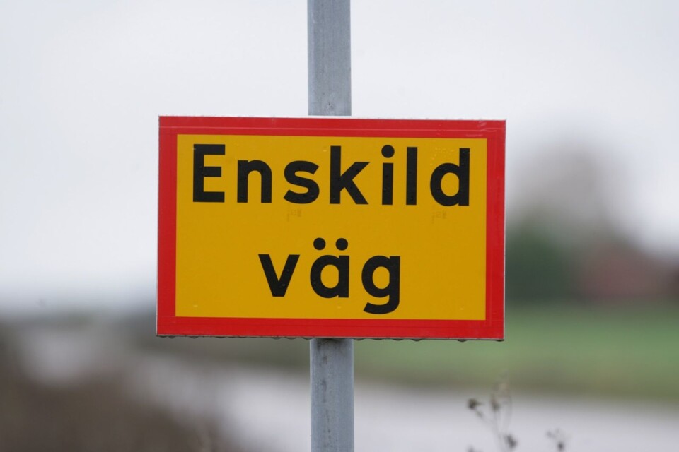 De små enskilda vägarna runt om i Kalmar län betyder väldigt mycket för alla de som utnyttjar dem. Dagens KD-debattörer drar en lans för att anslaget till underhåll av enskilda vägar ska höjas.