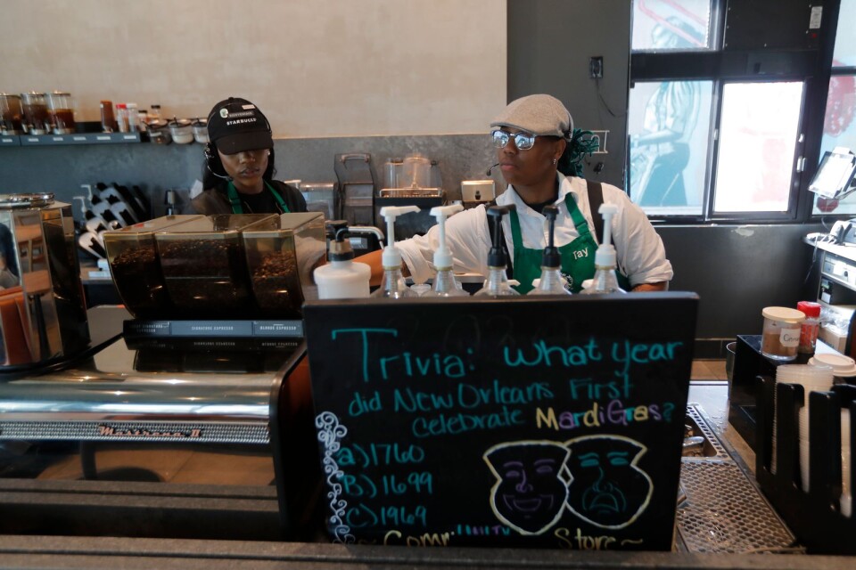South Claiborne Avenue i New Orleans. Kaffekedjan Starbucks expanderar i fattiga områden i USA och samarbetar med hjälporganisationer för att erbjuda jobbträningsprogram.
