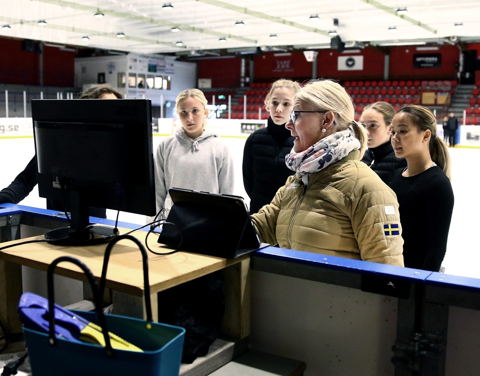 Tränaren Susanne Olsson tar den senaste tekniken till hjälp för att instruera sina åkare. FOTO: STEFAN SANDSTRÖM