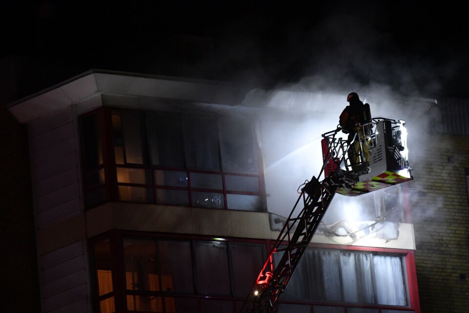 En lägenhet brinner i ett flerfamiljshus med åtta våningar på Kornvägen i Arlöv.