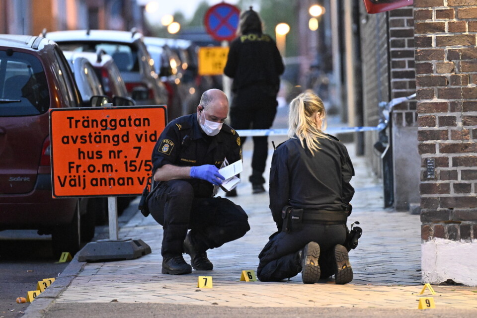Tekniker undersöker platsen där en ung man sköts till döds i Landskrona.