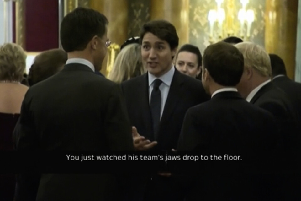 I utklipp från tv-sändning från Nato-ledarnas mottagning på Buckingham Palace ses Kanadas premiärminister Justin Trudeau (mitten) skratta glatt i samtal med kollegor från Nederländerna, Frankrike och Storbritannien.