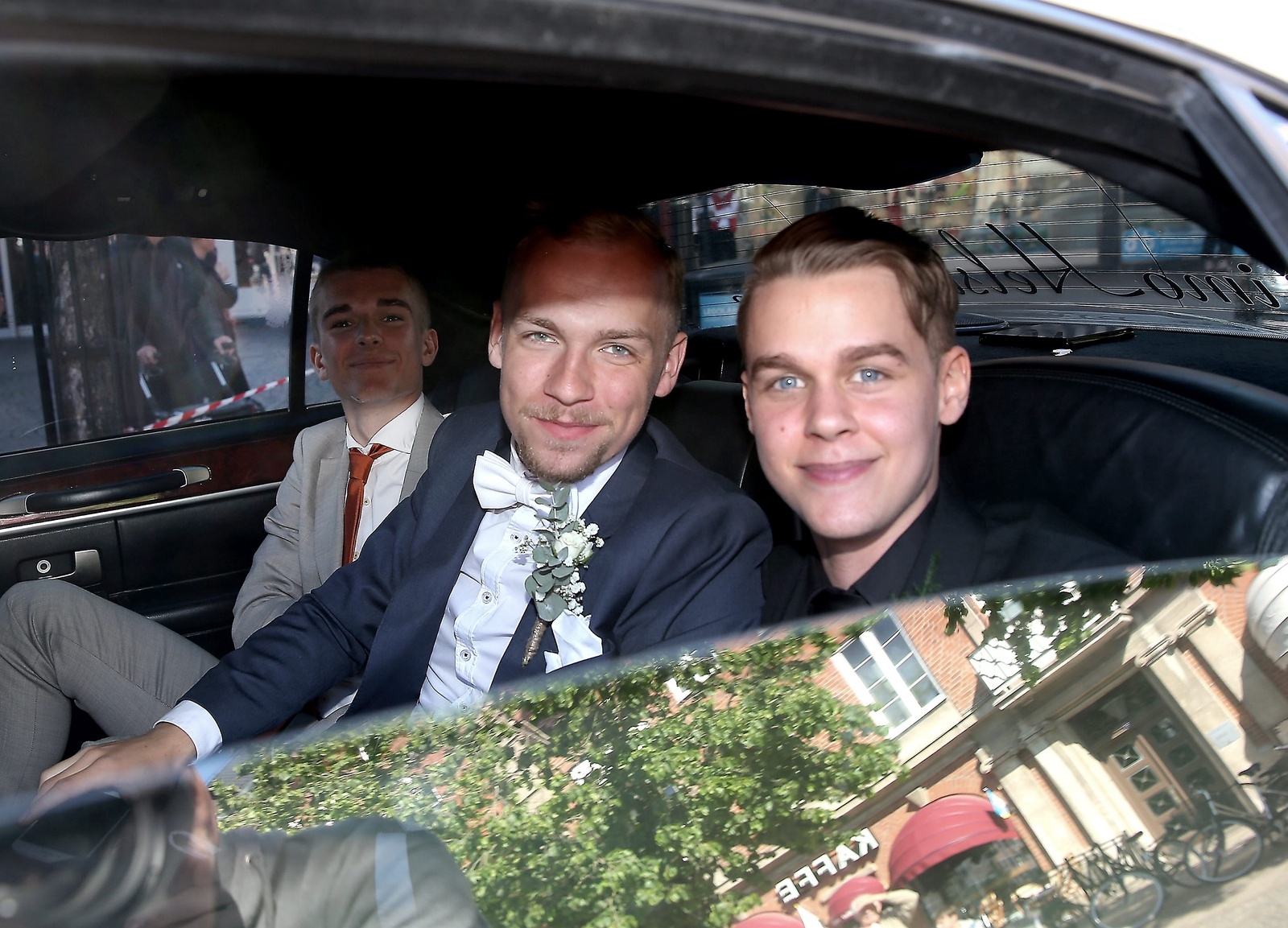 De här galda och förväntansfulla killarna kom i en tjusig bil.     
                                                                               Foto: Stefan Sandström