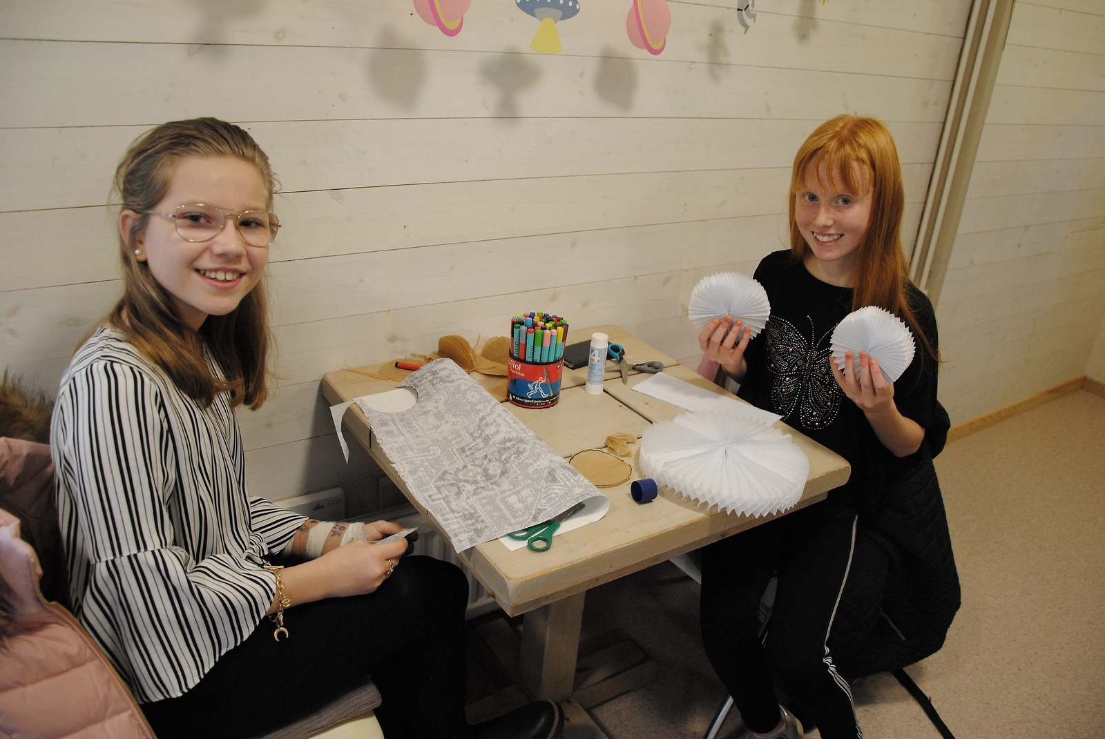 Emma Hansson och Elvira Jacobsson tillverkade bollar i papper. Foto: Maja Ögren Andersson