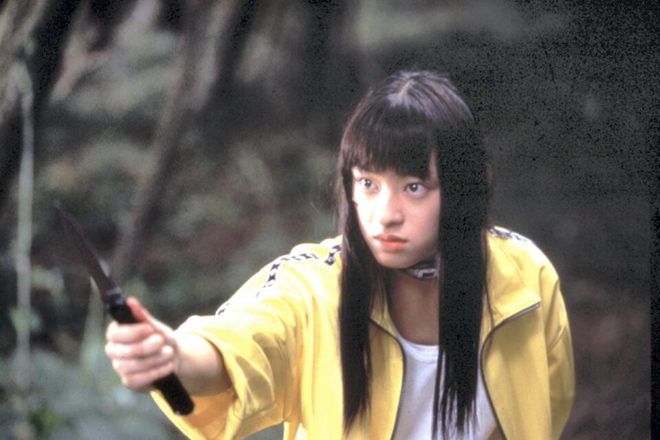 Chiaki Kuriyama som Takako Chigusa i den ultravåldsamma satiren "Battle Royale". Kuriyama blev senare castad som "Gogo" i Quentin Tarantinos "Kill Bill vol 1". Pressbild.