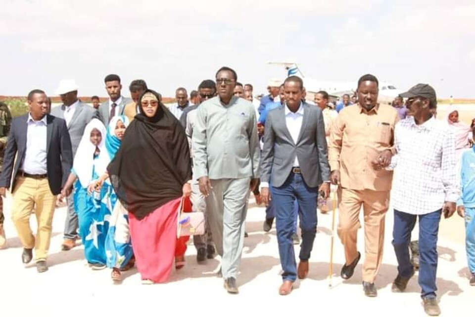 Qaali Ali Shire har fått stöd av bland andra borgmästaren Abdi Rahaman Hassan, trea från höger, från sin hemstad Galkacyo.