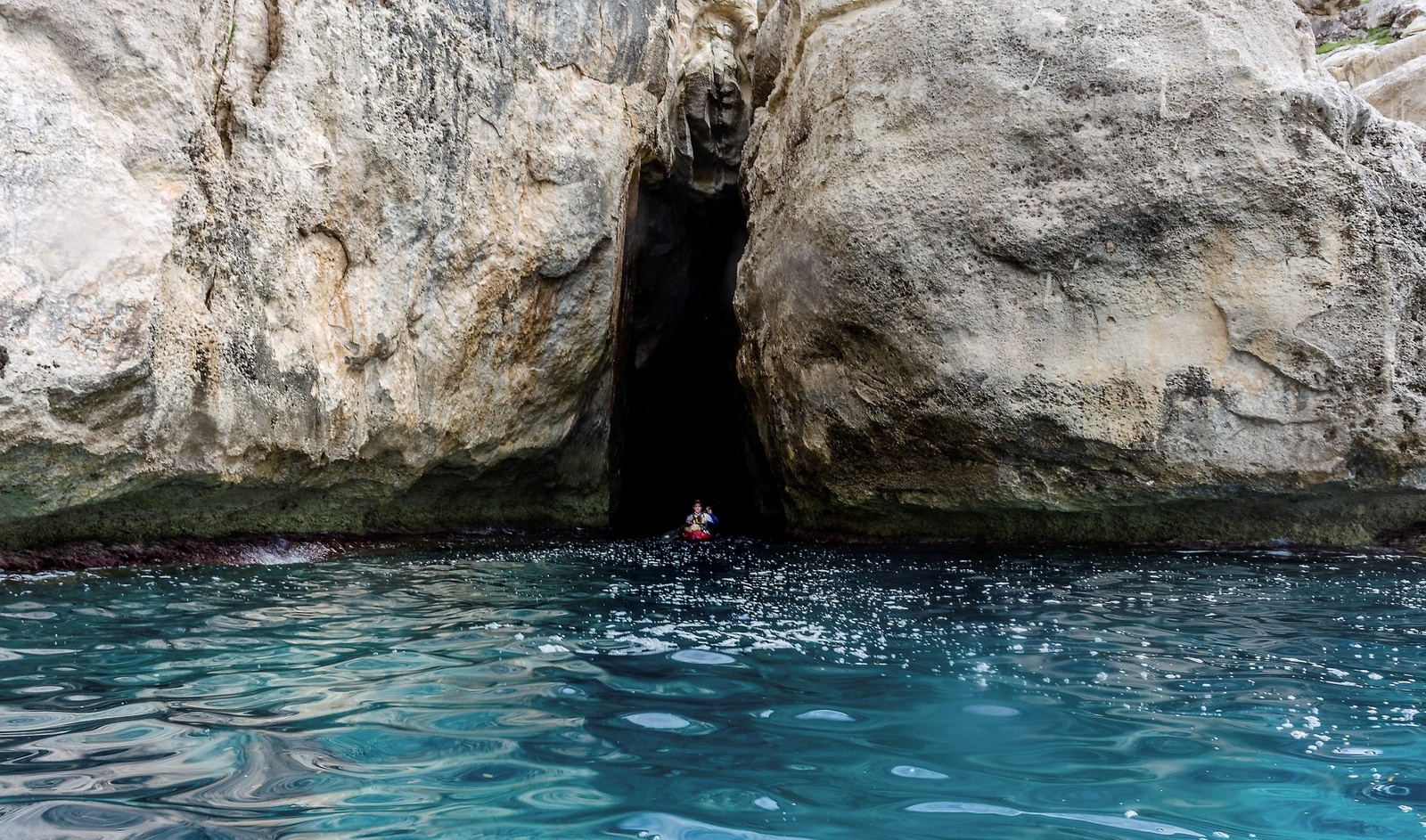 Kajakpaddlingen är full av överraskande grottor och spännande kanaler.