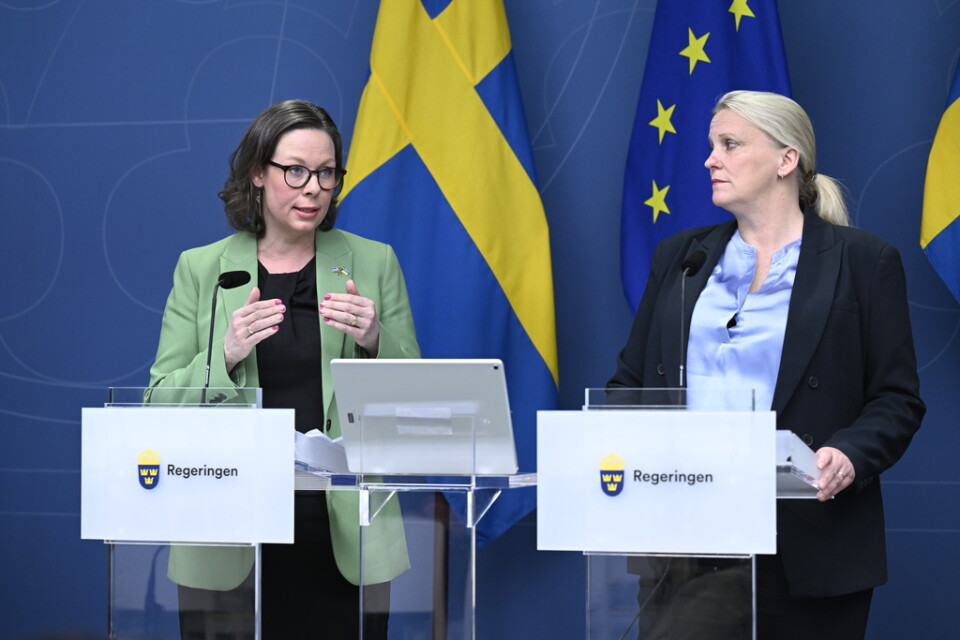 Migrationsminister Maria Malmer Stenergard och Camilla Mårtensen, arbetsmarknadspolitisk talesperson (L) presenterar skärpt försörjningskrav.
