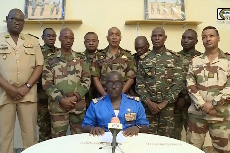 Talespersonen för militärjuntan i Niger, generalmajoren Amadou Abdramane, anklagar Frankrike och de västafrikanska ländernas organ Ecowas för att planera en "militär intervention" i Niger. Bilden tagen när Abdramane proklamerade militärkuppen i juli.