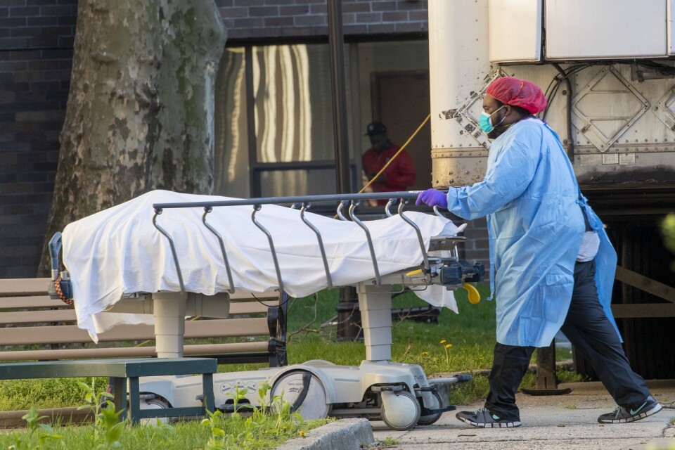 En person som dött i covid-19 rullas ut från ett sjukhus i Brooklyn i New York i veckan.