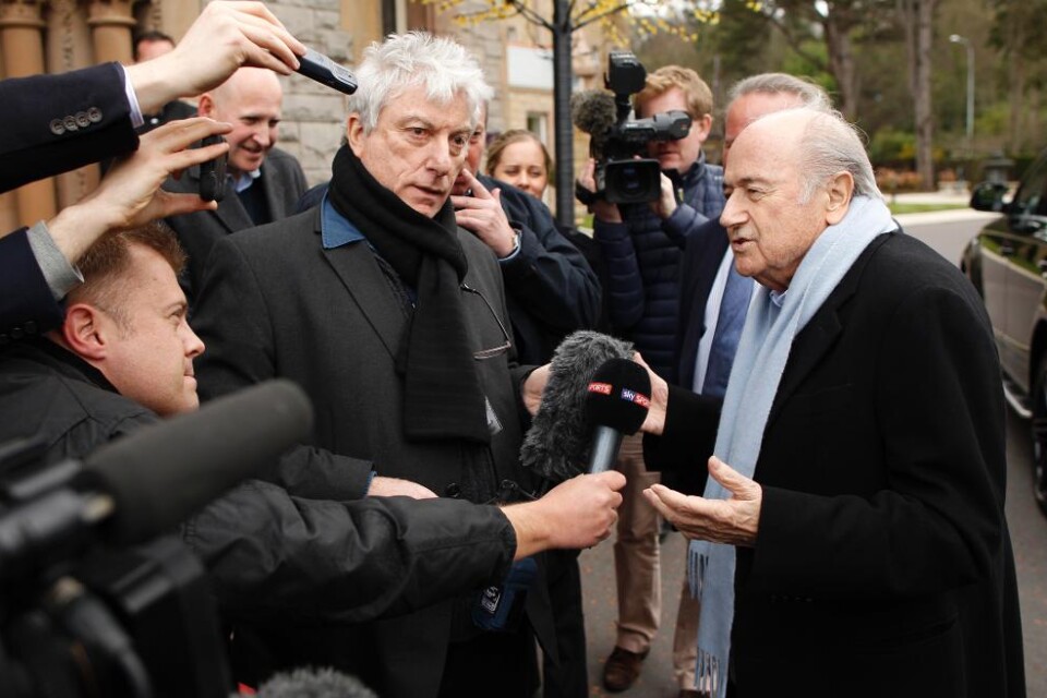 Sepp Blatter går emot förslaget att spela VM-finalen i Qatar den 23 december - men bara marginellt. Fifas ordförande anger den 18 december som ett \"slutdatum\" men anser att Europas storklubbar får finna sig i ett vintermästerskap. I tisdags avslutade I