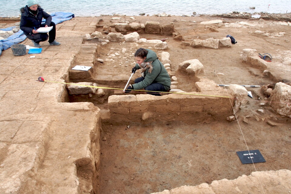 Både ett palats och ett vidsträckt fort har hittills hittats i utgrävningarna.