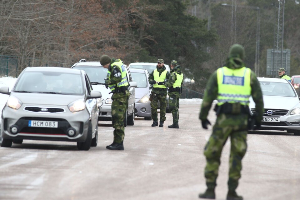 På torsdagen kontrollerade militärpolis bilister vid Ölandsbron.