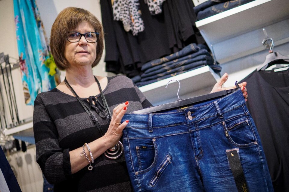 På Ullis former visar Barbro Rydenberg upp jeans med detaljer. Foto: Johan Christensen