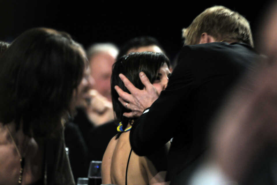 Programledaren Peter Settman kysser Charlotte Kalla på Idrottsgalan 2008 .