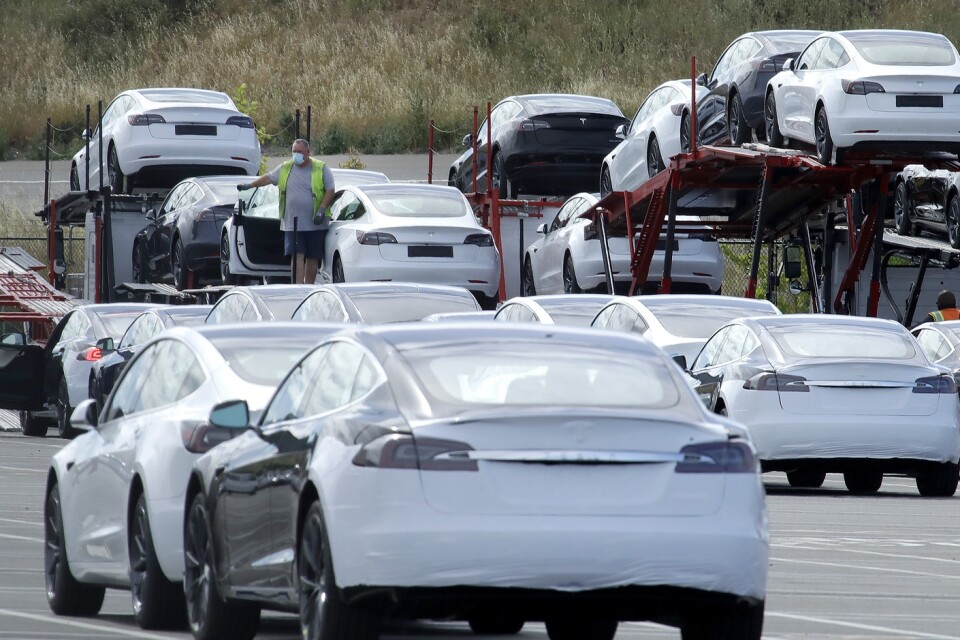Nyproducerade Teslabilar lastas vid biltillverkarens fabrik i Fremont, Kalifornien i USA.