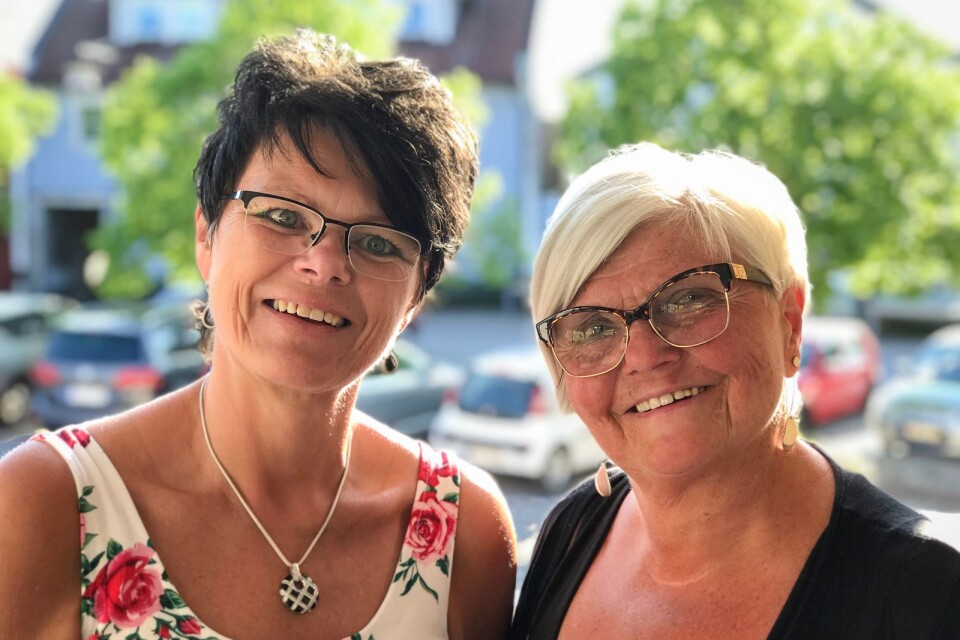 Madeleine Rosenqvist och Chatrine Pålsson Ahlgren presenterar några av de viktigaste frågorna i Kristdemokraternas valmanifest i Mönsterås kommun.