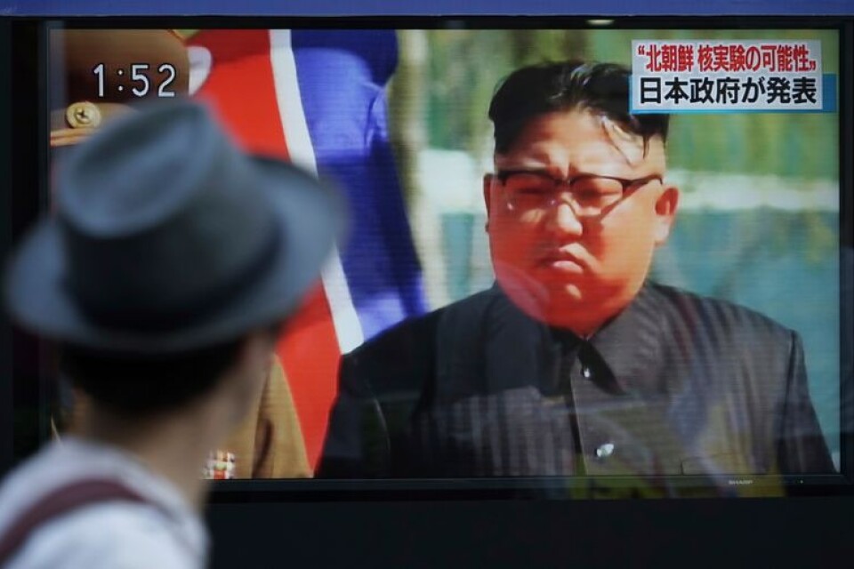 Sydkoreansk tv i Seoul rapporterar om robotuppskjutningen med arkivbilder på grannlandets diktator Kim Jong-Un.