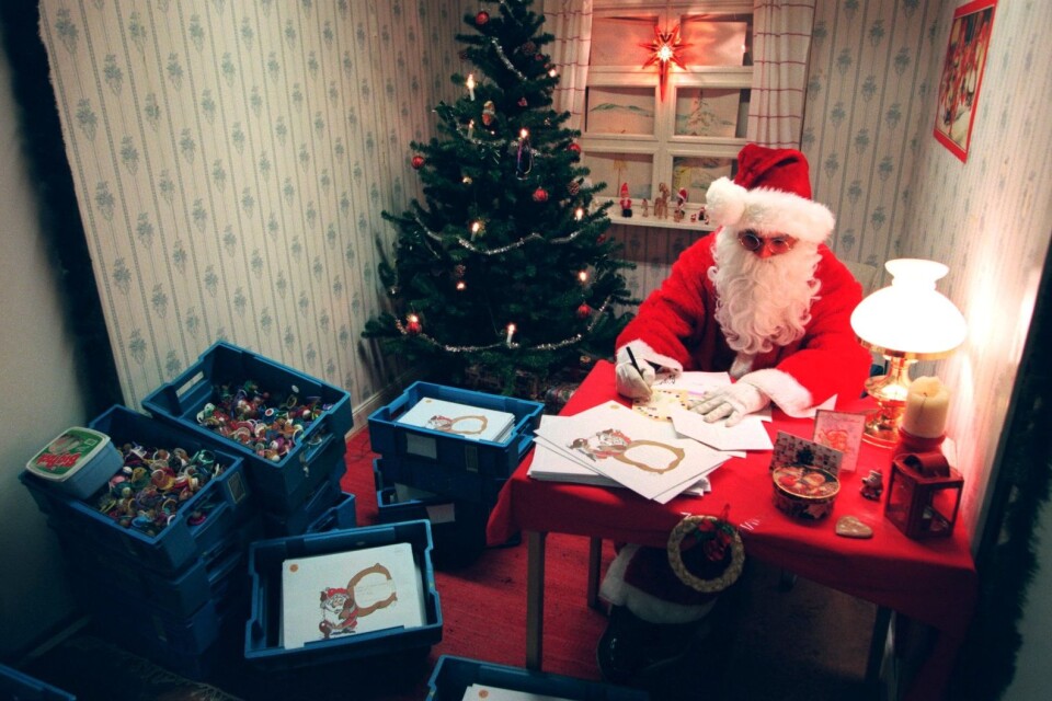 Här sitter jultomten och går igenom alla önskelistor som han får från barnen.