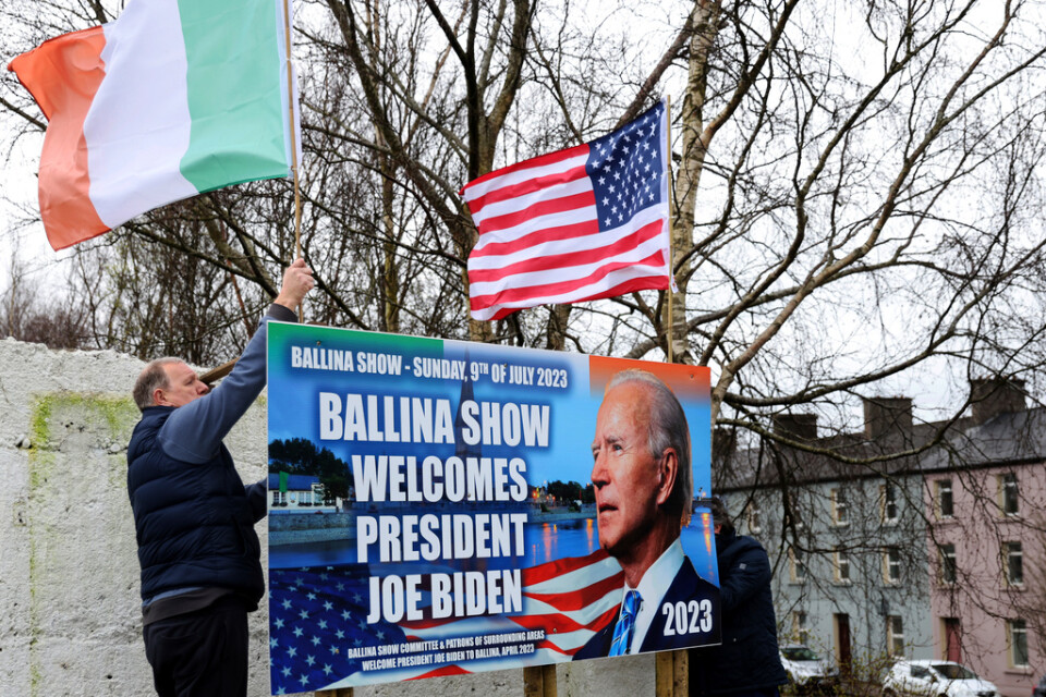 Ray Clarke och Eddie Ruane sätter upp flaggor i Ballina på nordvästra Irland, där USA:s president Joe Biden har rötter. Biden kommer till den irländska ön denna vecka i samband med att Långfredagsavtalet firar 25 år.